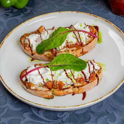 Брускеты с томатами и сыром страчателла в Космос по цене 390 ₽