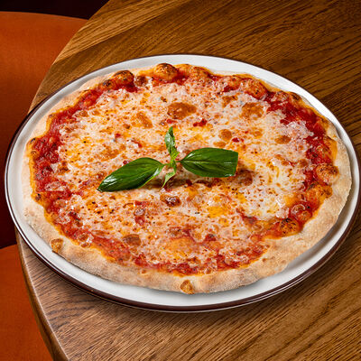 Пицца Маргарита 28 см в iL Патио по цене 555 ₽