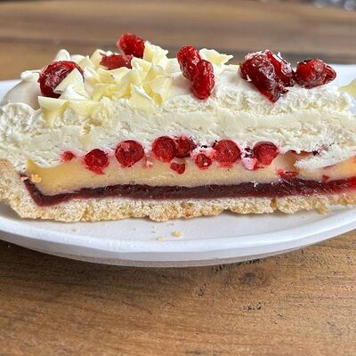 Торт брусничныйв Мидийная по цене 350 ₽