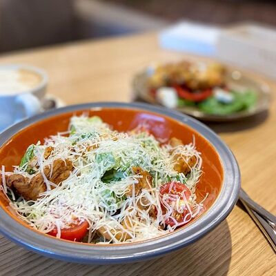 Салат Цезарь с курицей в Тема по цене 280 ₽