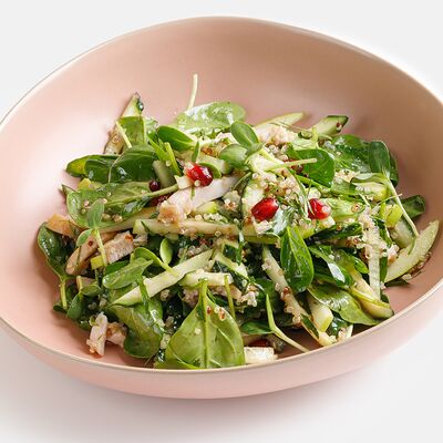 Микс-салат со шпинатом, киноа, яблоком, свежими огурцами и индейкой в Coffee Boom по цене 750 ₽