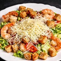 Салат цезарь с креветками в Love Rolls