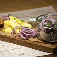 Филе олюторской сельди с печеным картофелем в Камин