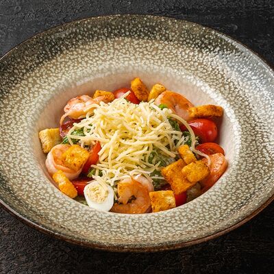 Салат Цезарь с креветкой в Мираж по цене 530 ₽