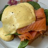 Бенедикт с лососем в Vseklassno Coffee Bar