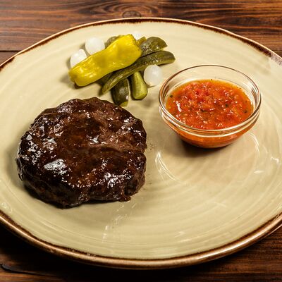 Бифштекс из мраморной говядины, соус сальса в Трактир Колесо по цене 1001 ₽