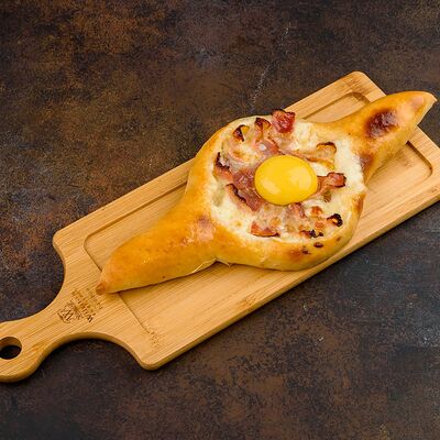 Хачапури с яйцом, беконом и карамелизированным луком в Кинза по цене 520 ₽