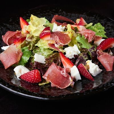 Салат с прошутто, моцареллой и клубникой в Сохо по цене 820