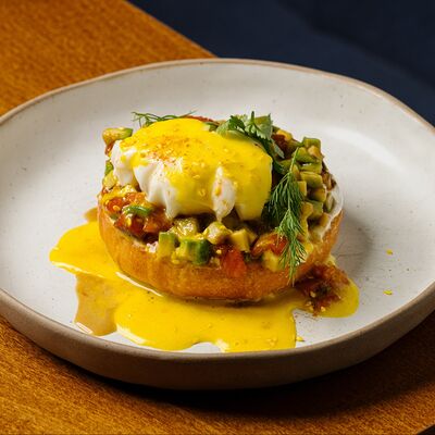 Булочка бриошь с тартаром из лосося и авокадо в Кристалл по цене 640 ₽