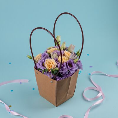 Букет цветов Лизиантус с розами в сумочке в Пышно Расцвели по цене 3200 ₽