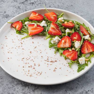 Салат со страчателлой и клубникой в Terra&Mare по цене 630 ₽