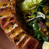 Салат с тунцом Bluefin в Chalet River Club