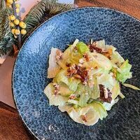 Салат с вяленными томатами и цуккини в More More