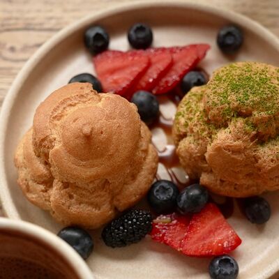 Профитроли матча и карамель в Без рецепта по цене 895 ₽