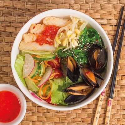 Поке с кальмаром-гриль и голубыми мидиями в соусе терияки в Луиджи & Тосё по цене 599