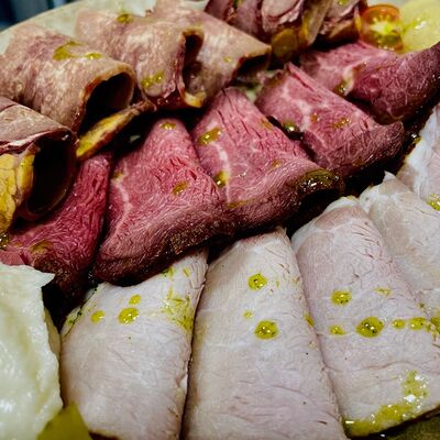 Ассорти мясных деликатесов в Vinokurov karaoke rest по цене 1755 ₽