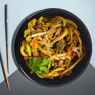 Удон с говядиной в азиатском соусе в Mad Chicken по цене 680 ₽