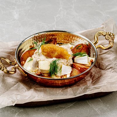 Сыр камамбер с картофелем и щучьей икрой в Крем кафе по цене 775 ₽