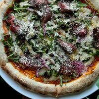 Пицца с ростбифом и рукколой в Seven