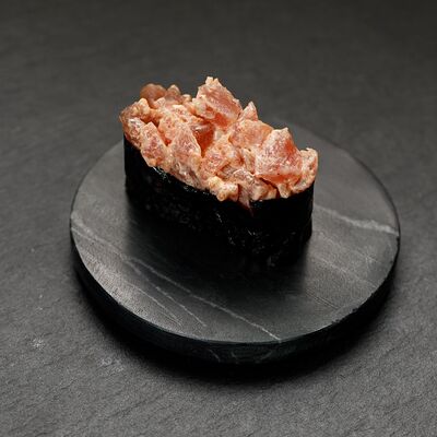 Спайси суши с тунцом в Yuzawa Sushi по цене 160 ₽