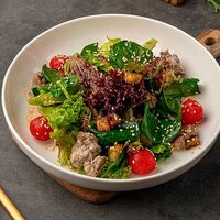 Салат с куриной печенью и баклажанамив Остерия