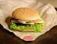 Бургер с говяжьей котлетой в Токио