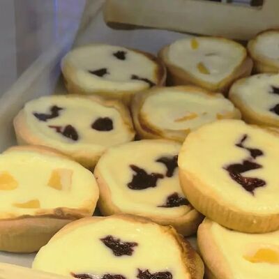 Сметанник (сдобный) с вишней в Настоящая пекарня по цене 98 ₽