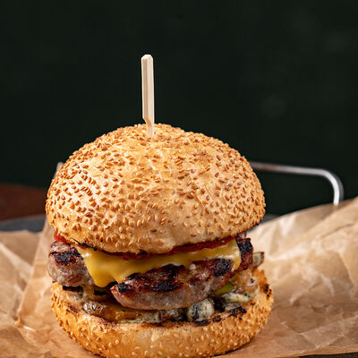 Бургер По-Деревенски Острый в КрафтБургерБар по цене 670 ₽