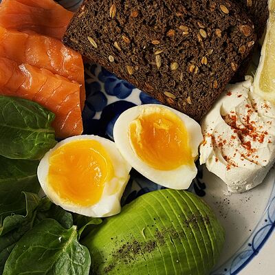 Сборный завтрак с лососем, индейкой, авокадо, салатом и зерновыми тостами в Муси по цене 750 ₽