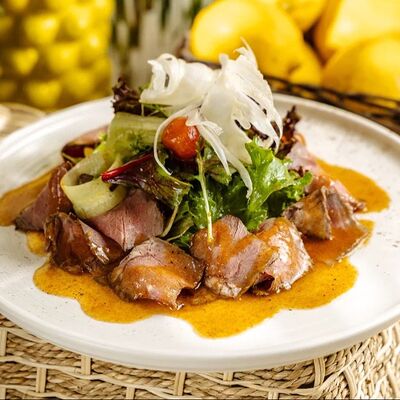 Салат с ростбифом и морковной заправкойв Dodici Italy по цене 980 ₽