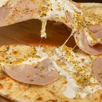 Пицца с мортаделлой и страчателлой в Лимончини