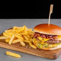 Бургер с говяжьей котлетой и беконом в Табаско