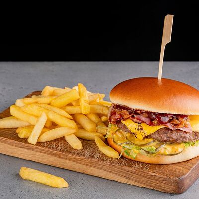 Бургер с говяжьей котлетой и беконом в Табаско по цене 835 ₽