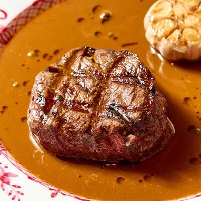 Пеппер-стейк с соусом из трёх видов перца в Salone pasta & bar по цене 2550 ₽