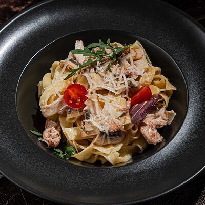 Фетучини с курицей в Moslounge & Bar по цене 600 ₽