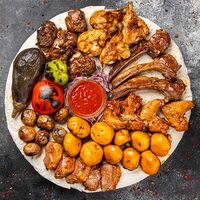 Ассорти шашлыков на кости с овощами в Шашлык Хаус GRILL&PIZZA