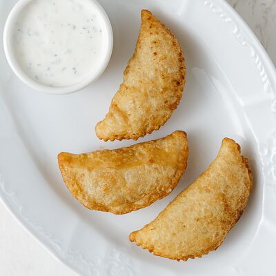 Чебуреки из говяжьей щеки в L Atelier Petrovka по цене 810 ₽