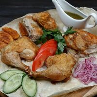 Цыпленок табака с овощами в Ресторан грузинской кухни MARANI