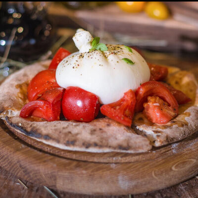 Фокачча с бурратой и томатами в Сыроварня по цене 750