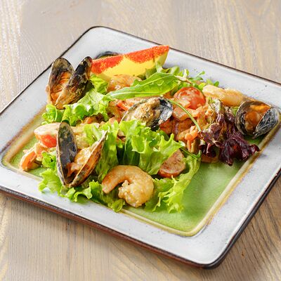 Теплый салат с морепродуктами в Friend Zone Гвоздь по цене 877 ₽