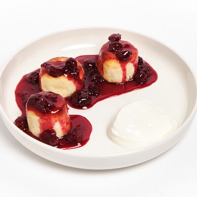 Домашние сырники с вишней и сметаной в Ciro bistro по цене 650 ₽