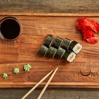 Ролл с лососем и огурцом в Luna lounge