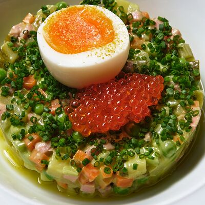 Оливье с ростбифом и красной икрой в Piu piu по цене 890 ₽