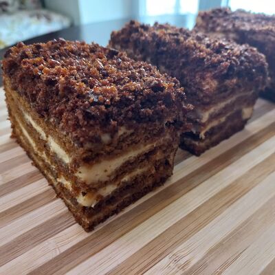 Пирожное Медовик в Минута на кофе по цене 165 ₽