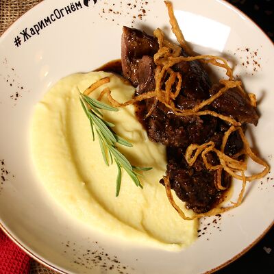 Томленая говядина с пюре в Капитал Grill & Beer по цене 1068 ₽