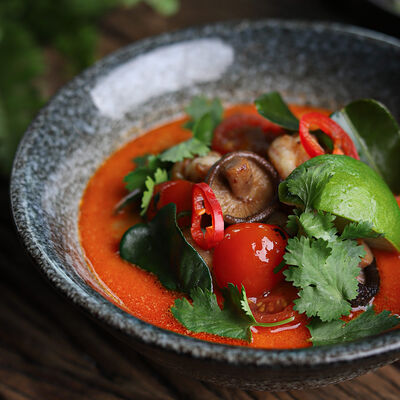 Том ям с гребешком и креветкой в Zuka по цене 990 ₽