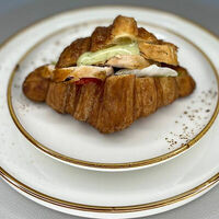 Круассан Цезарь с курочкой в Coffee Way