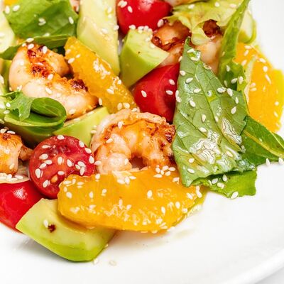 Салат с жаренными креветками, авокадо и апельсином в Теория Гастробар по цене 825 ₽