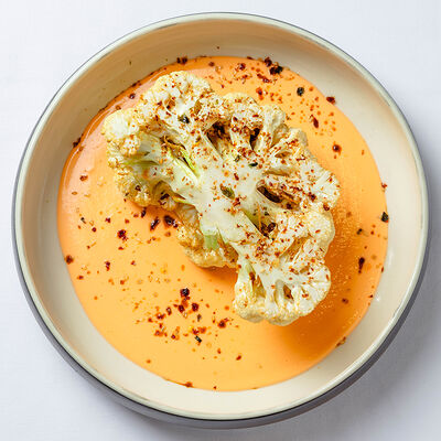 Стейк из цветной капусты с соусом чеддер в Бибирево по цене 790 ₽