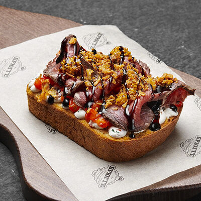 Бутерброд с ростбифом из мраморной говядины, муссом из молодого сыраи оливками каламата, болгарским перцем в Залечь на дно в Брюгге по цене 588 ₽